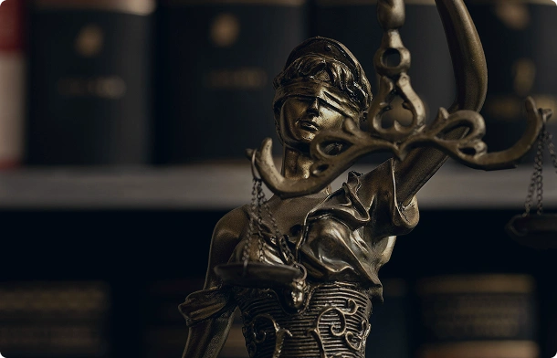 Verlässlicher Prozessfinanzierung Anbieter – Symbol für Gerechtigkeit und juristische Unterstützung Justitia mit Waage – Sinnbild für Fairness, Recht und Prozessfinanzierung Anbieter.