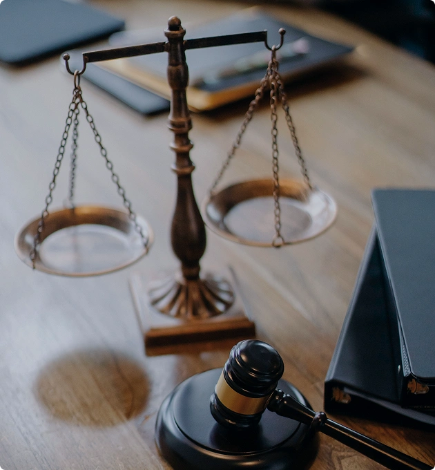Recht im Gleichgewicht – Prozessfinanzierung Deutschland als Unterstützung im Zivilprozess Waage der Gerechtigkeit und Richterhammer – Symbol für Prozessfinanzierung Deutschland